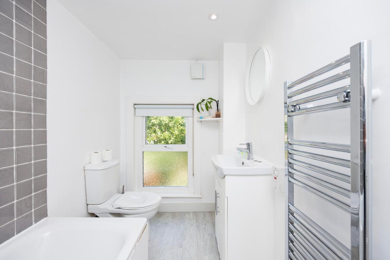 Welcomestay Colliers Wood Two Bed Apartment - Home Away From Home Londen Buitenkant foto