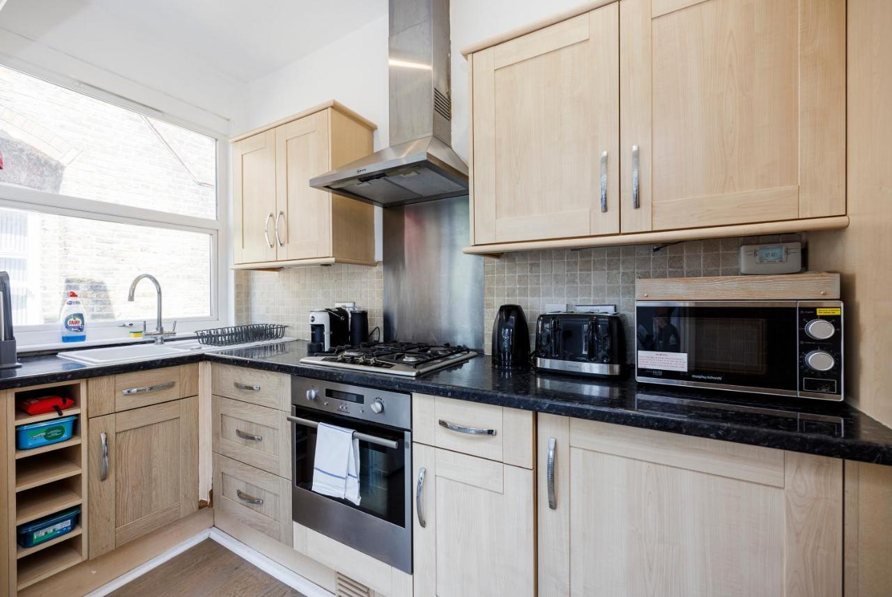 Welcomestay Colliers Wood Two Bed Apartment - Home Away From Home Londen Buitenkant foto