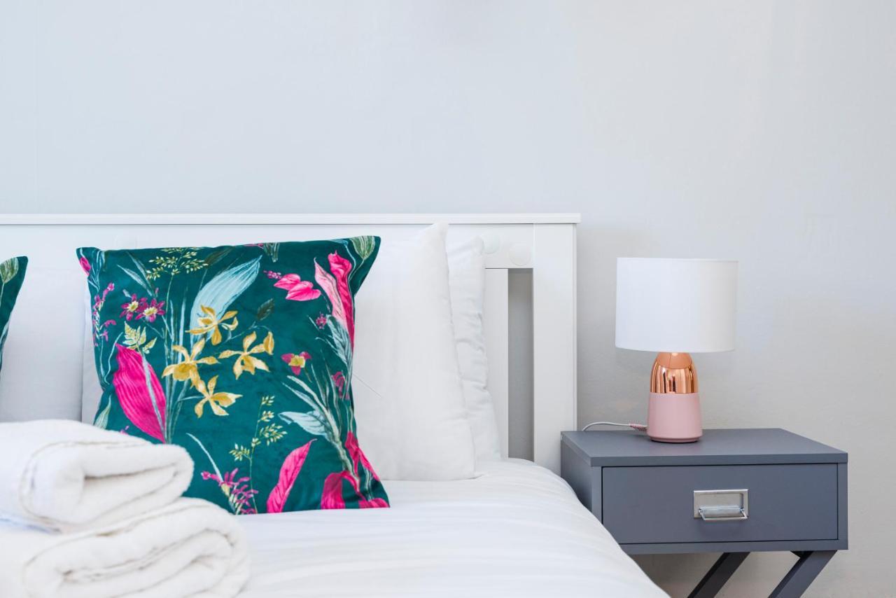 Welcomestay Colliers Wood Two Bed Apartment - Home Away From Home Londen Buitenkant foto